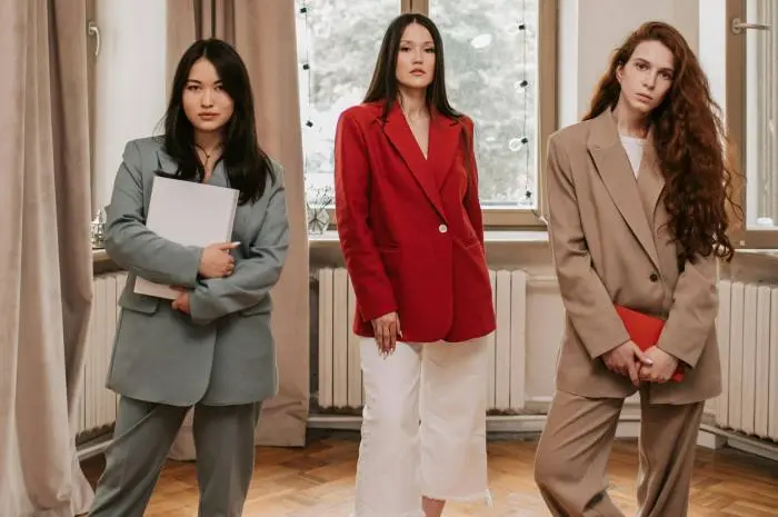 Gaya Pakaian Kantor Inspirasi Wanita Korea
