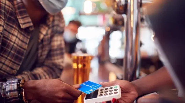 Menggunakan Kartu Debit