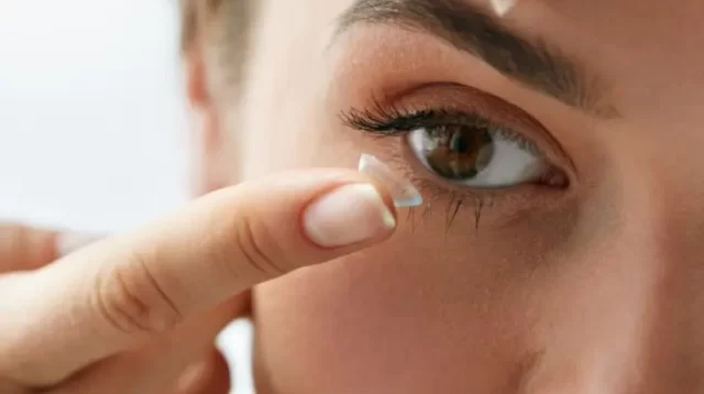 Pengguna Softlens Wajib Baca! 5 Kesalahan yang Sering Bikin Mata Merah & Iritasi